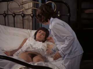 Пока женщина спит парень исследует ее голое тело