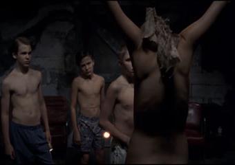 Мать со своими сыновьями мучают и насилуют девушку